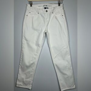 Apt. 9 White Boyfriend Jeans. Modern Fit. Size 6.
